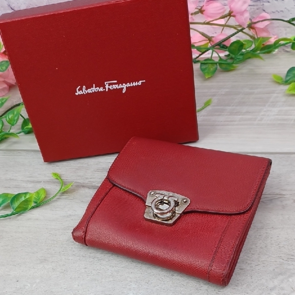 Ferragamo Amarena Pebble Gancini Clasp Wallet with box